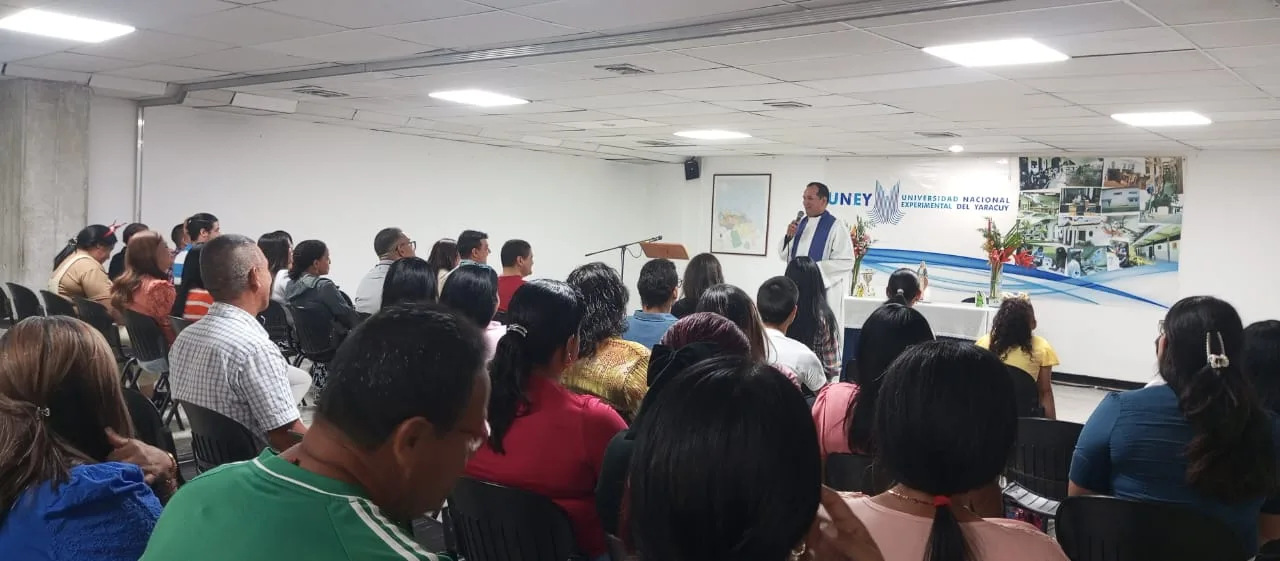 En este momento estás viendo UNEY celebró una eucaristia presidida por el párroco Luis Molina en la sede del rectorado, en la que participó la familia uneyista